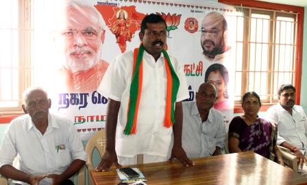 நாமக்கல் -திருச்சி ரோடு ரயில்வே மேம்பாலத்தில் மின்விளக்கு அமைக்க; பாஜக கூட்டத்தில் தீர்மானம்