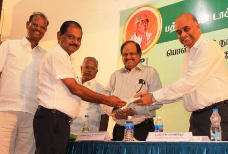 நாச்சிமுத்து பாலிடெக்னிக் கல்லூரி முன்னாள் மாணவர்கள் அறக்கட்டளை நிதியாக ரூ.28 லட்சம் வழங்கினர்!