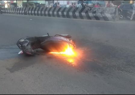 பெரம்பலூரில், ஓடிக்கொண்டிருந்த ஸ்கூட்டி தீப்பற்றியது, ஓட்டி வந்த 2 சிறுவர்கள் தப்பினர். (வீடியோ)