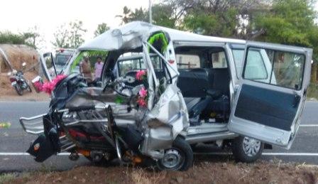 பெரம்பலூர் அருகே கார் புளியமரத்தில் மோதி விபத்து! : 4 பேர் பலி!! 4 பேர் பலத்த காயம்!!