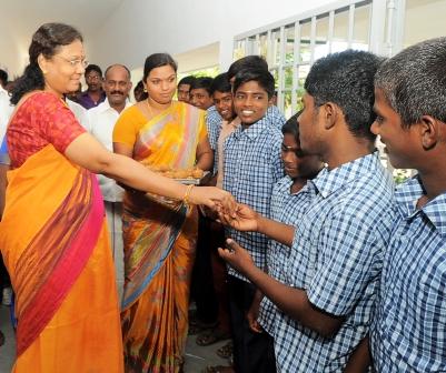 பெரம்பலூர் அருகே உள்ள அரும்பாவூர் பள்ளி வகுப்பறைகளை முதலமைச்சர் திறந்து வைத்தார்.