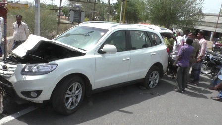 பெரம்பலூர் அருகே கார் மோதி விபத்து: இளம்பெண் உள்பட இருவர் பலி! தப்பி சென்ற ஓட்டுனர் கைது!!