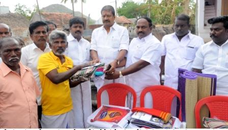 தீ விபத்தால் பாதிக்கப்பட்ட குடும்பங்களுக்கு மக்கள் பிரதிநிதிகள் ஆறுதல் கூறி நிவாரணம்