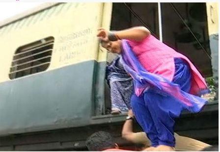 2 மணி நேரம் மின்சார ரயிலில் தவித்த கர்ப்பிணி பெண்ணுக்கு படிகட்டுகளாக மாறிய காவலர்கள்!