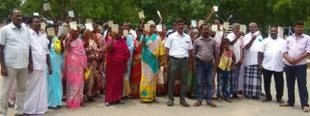 கழிவு நீரை ஆற்றில் திறப்பதற்கு எதிர்ப்பு தெரிவித்து கிராம மக்கள் பெரம்பலூர் ஆட்சியர் அலுவலகத்தில் ரேசன் கார்டு ஒப்படைக்கும் போராட்டம்