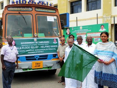 வெள்ளத்தால் பாதிக்கப்பட்டுள்ள கேரளாவிற்கு பெரம்பலூர் மாவட்ட வணிகர் சங்கங்களின் பேரவை சார்பில் நிவாரணப் பொருட்கள்