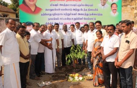 ரூ. 5 லட்சம் மதிப்பீட்டில் சுற்றுச் சுவர் அமைக்கும் பணி : எம்.எல்.ஏ பாஸ்கர் தொடங்கி வைத்தார்.