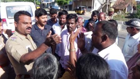 முறையாக குடிநீர் வினியோகம் செய்யாத பெரம்பலூர் நகராட்சியை கண்டித்து சாலைமறியல்