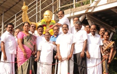 நாமக்கல்லில் அண்ணா பிறந்தநாள் விழா : திமுவினர் சிலைக்கு மாலை அணிவித்து மரியாதை