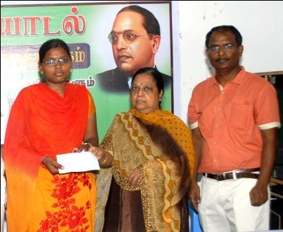 பெரம்பலூர் மக்களுக்கான மருத்துவக் கழகம், ஏழை மாணவி மருத்துவக்கல்வி பயில ரூ.1 லட்சம் நிதியுதவி!