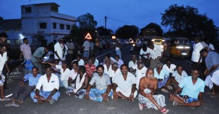 ஏரி மண் மூலம் தனியார் வீட்டுமனைகளுக்கு பாதை: நாமக்கல் அருகே பொதுமக்கள் திடீர் மறியல்