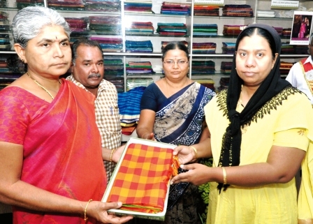 தீபாவளி சிறப்பு தள்ளுபடி விற்பனை : நாமக்கல் கோ-ஆப்டெக்ஸில் ஆட்சியர் ஆசியா மரியம் தொடங்கி வைத்தார்.