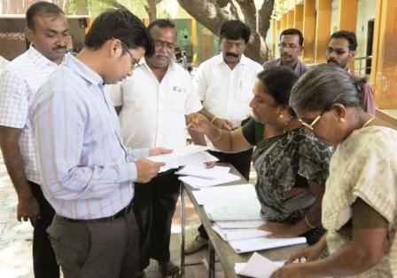 வாக்காளர் பட்டியல் சிறப்பு திருத்த முகாம் : நாமக்கல் சப்-கலெக்டர் கிராந்தி குமார் பதி நேரில் ஆய்வு