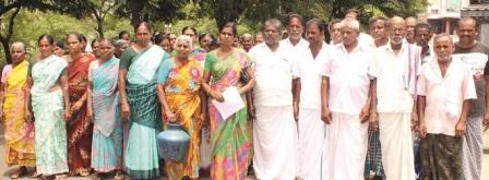 குடிநீர் பிரச்சினையைத் தீர்க்கக்கோரி நாமக்கல் மாவட்ட ஆட்சியரிடம் பொதுமக்கள் மனு