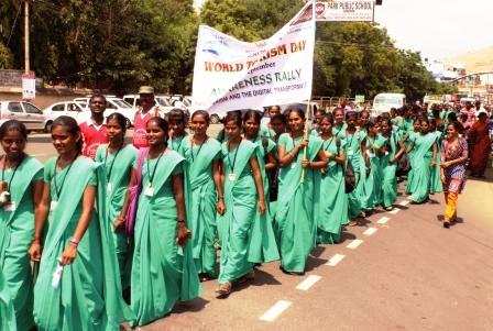 நாமக்கல்லில் உலக சுற்றுலா தின விழிப்புணர்வு பேரணி : கல்லூரி மாணவிகள் நடத்தினர்