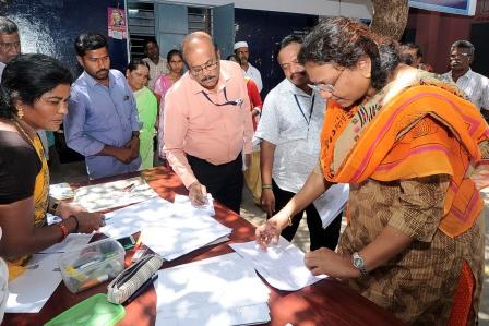வாக்காளர் பட்டியலில் பெயர் சேர்த்தல், பெயர் நீக்கல், முகவரி திருத்தம் : பெரம்பலூர் ஆட்சியர் ஆய்வு