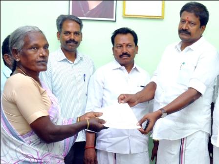 கூட்டுறவு கடன் சங்க பயிர் கடன் காப்பீடு தொகை ஆர்.டி.ராமச்சந்திரன் எம்.எல்.ஏ வழங்கினார்.