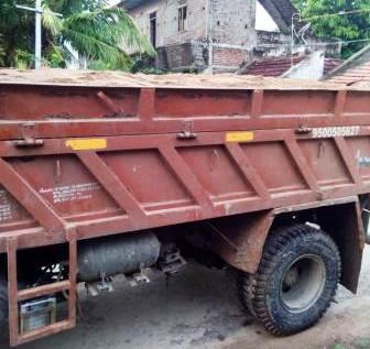 பெரம்பலூர் அருகே மணல் கடத்திய 2 மாட்டு வண்டிகள் பறிமுதல் ; இருவர் கைது : ஒருவர் தப்பினார்.
