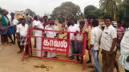 பெரம்பலூர் அருகே பொதுமக்களுக்கு இடையூறு: மணல் வண்டிகளை அனுமதிக்க மறுத்து சாலை மறியல்.