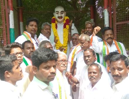 பெரம்பலூரில், காமராஜர் நினைவு தினத்தை முன்னிட்டு காங்கிரசார் மாலை அணிவித்து மரியாதை