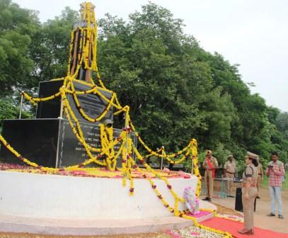 பணியின் போது உயிர் நீத்த காவலர்களுக்கு பெரம்பலூரில் காவல்துறையினர் சார்பில் அஞ்சலி
