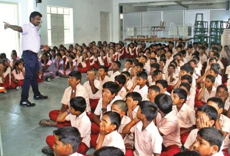 கண்களை காக்க செல்போனில் விளையாடுவதை தவிர்க்க வேண்டும்: மருத்துவர்கள்