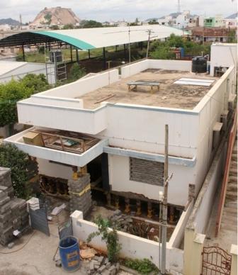 நாமக்கல் மாவட்டத்தில் முதன் முறையாக வீட்டை இடிக்காமல் ஜாக்கிகள் 5 அடி மூலம் உயர்த்தும் பணி