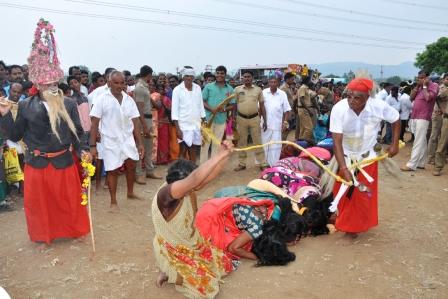 நாமக்கல் அருகே சாட்டையால் அடித்து பேய் விரட்டும் வினோத விழா ! ஆயிரக்கணக்கான பெண்கள் பங்கேற்பு