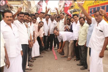 18 எம்எல்ஏக்கள் தகுதி நீக்கம் செல்லும், நீதிமன்றம் தீர்ப்பு ; நாமக்கல் அதிமுகவினர் பட்டாசு வெடித்து கொண்டாட்டம்