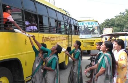 இன்று குழந்தைகள் தினம்: ஆல்மைட்டி வித்யாலயா பப்ளிக் ஸ்கூல் சார்பில் இனிப்புகள் வழங்கி வாழ்த்து!