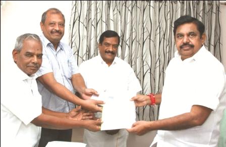 கோழிப்பண்ணையாளர்கள் சங்கம் சார்பில் ரூ.40 லட்சம் கஜா புயல் நிவராண நிதி தமிழக முதல்வரிடம் வழங்கல்
