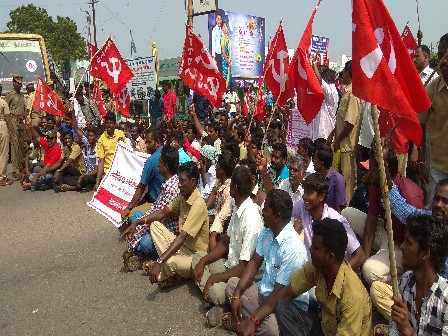 மின்வாரியத்தில், ஒப்பந்த ஊழியர்களுக்கு தினக்கூலியாக ரூ.380 வழங்க கோரி, பெரம்பலூரில் மறியல் போராட்டம்