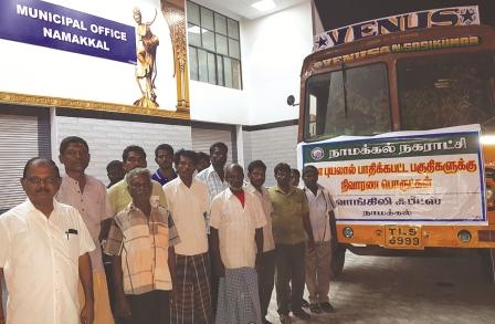 நாமக்கல் நகராட்சி சார்பில் கஜா புயலால் பாதிக்ப்பட்ட வேதாராண்யம் பகுதிக்கு 8,000 ஓடுகள் அனுப்பி வைப்பு