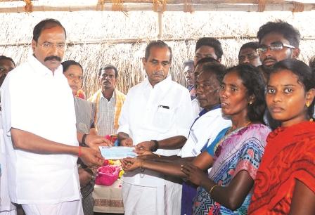 கஜா புயல் பாதிப்பு சீரமைப்பின் போது உயிரிழந்த மின் ஊழியர் குடும்பத்திற்கு ரூ.2 லட்சம் நிவாரணம்: அமைச்சர் தங்கமணி வழங்கினார்