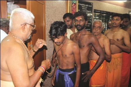 கார்த்திகை முதல் நாள் : நாமக்கல் ஐயப்பன் கோவிலில் பக்தர்களுக்கு குருசாமி மாலை அணிவித்தார்.