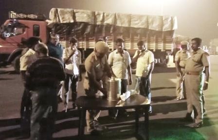 நெடுஞ்சாலையில் இரவு நேர விபத்தை தடுக்க நாமக்கல் காவல் துறை சார்பில் லாரி டிரைவர்களுக்கு டீ