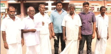 நாமக்கல் அருகே அரசு நிலத்தை ஆக்கிரமிப்பு செய்ததை அகற்ற கோரி கிராம மக்கள் அதிகாரியிடம் மனு