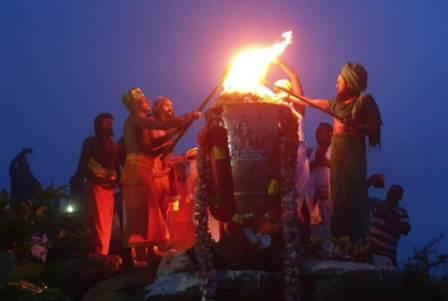 பெரம்பலூர் அருகே உள்ள எளம்பலூர் பிரம்மரிஷி மலையில் தீபத்திருவிழா