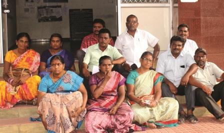 நாமக்கல் தாலுக்கா அலுவலகத்தில் கிராம உதவியாளர்கள் தர்ணா