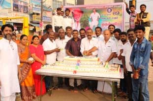 ரஜினிகாந்த் பிறந்தநாள் விழா; நாமக்கல்லில் 69 கிலோ கேக் வெட்டிகொண்டாட்டம்