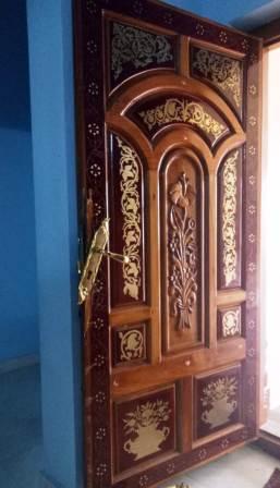 பெரம்பலூரில் பூட்டியிருந்த வீட்டை உடைத்து, 10 பவுன் நகை, கார் திருட்டு: போலீஸ் விசாரணை