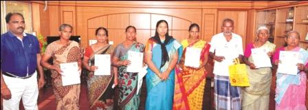 நாமக்கல், அமைப்புசாரா நல வாரியத்தின் சார்பில் டிரைவர்களின் குடும்பத்தாருக்கு ரூ.5.18 லட்சம் நிவாரண உதவி