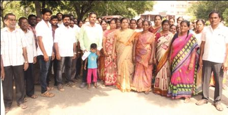 குப்பைகளை உரமாக்கும் இடத்தை வேறிடத்திற்கு மாற்றக்கோரி கொல்லம்பட்டி மக்கள் ஆட்சியரிடம் மனு