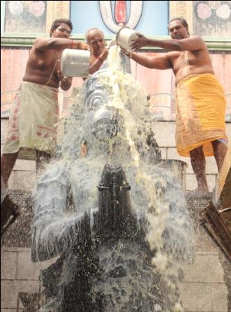 மார்கழி மாத முதல் ஞாயிற்றுக்கிழமையை முன்னிட்டு நாமக்கல் ஸ்ரீ ஆஞ்சநேயருக்கு சிறப்பு அபிசேகம்