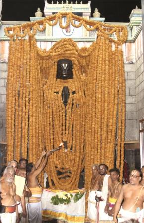 நாமக்கல் ஸ்ரீ ஆஞ்சநேயருக்கு ஜெயந்தி உற்சவம் 1 லட்சத்து 8 வடை மாலை சார்த்தி சிறப்பு பூஜை; 1 லட்சம் பக்தர்கள் பங்கேற்றதால் திணறியது