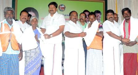 பெரம்பலூரில், கஜா புயல் நிவாரணப்பணிகள் செய்த அரசு ஊழியர்களுக்கு பாராட்டு விழா: எம்.பி, எல்.ஏக்கள் நடத்தினர்.