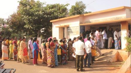 தமிழக அரசின் பொங்கல் பரிசு தொகுப்பு; பொதுமக்கள் நீண்ட வரிசையில் நின்று வாங்கி சென்றனர்.