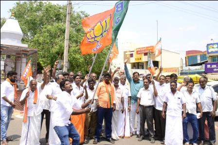 பாரதிய ஜனதா கட்சி வெற்றி: பெரம்பலூரில் பாஜகவினர் 3இடங்களில் வெடிவெடித்து கொண்டாட்டம்!