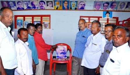 காரல்மார்க்சின் இரு நூற்றாண்டு நிறைவுநாள்: பெரம்பலூரில் மின்ஊழியர் மத்திய அமைப்பு மலரஞ்சலி
