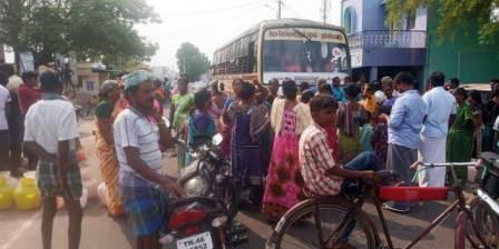 பெரம்பலூர் அருகே குடிநீர் வழங்க கோரி சாலை மறியல்: பேருந்து சிறைபிடிப்பு